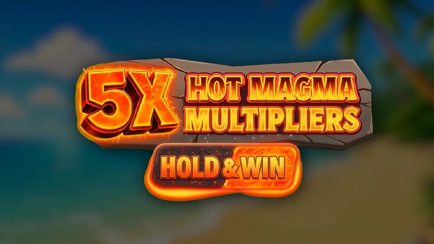 Logotipo de 5x Hot Magma Multipliers sobre roca, con la franja HOLD & WIN y la playa desenfocada al fondo